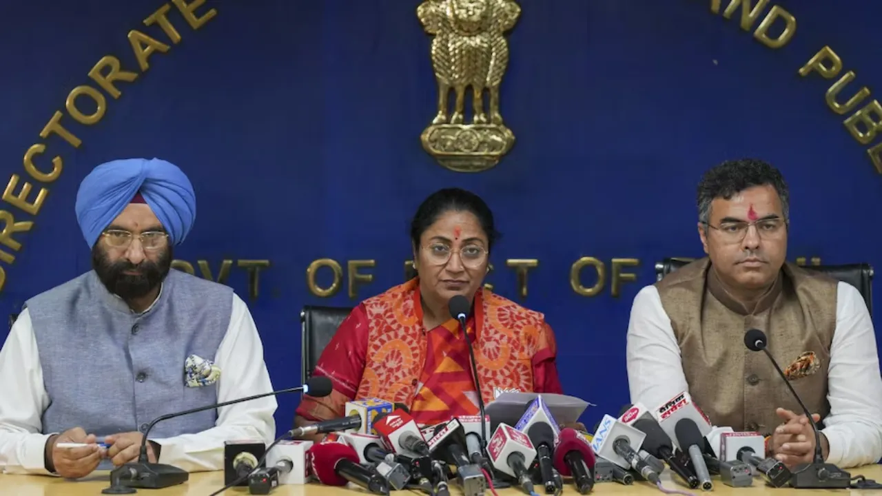 Delhi CM Rekha Gupta: सड़कों और जलापूर्ति की स्थिति के लिए समीक्षा बैठक करेंगी सीएम रेखा गुप्ता  