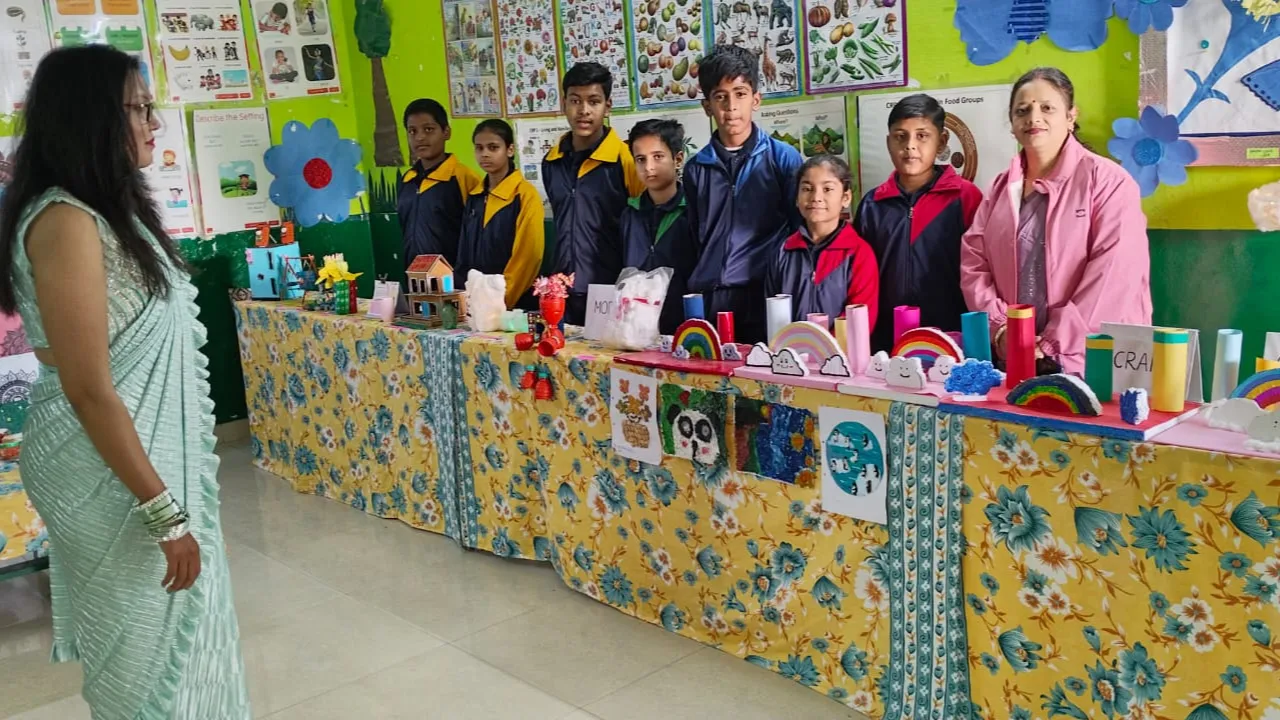 लखनऊ: बच्चों ने प्रदर्शनी में दिखाई प्रतिभा, इंडिया गेट से लेकर ऑटोमेटिक लाइट तक के बनाए मॉडल