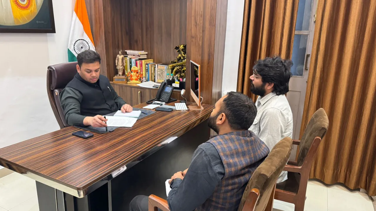 69000 शिक्षक भर्तीः आरक्षित वर्ग के अभ्यर्थियों ने बेसिक शिक्षा मंत्री से की मुलाकात, कहा- नहीं होने देंगे अन्याय