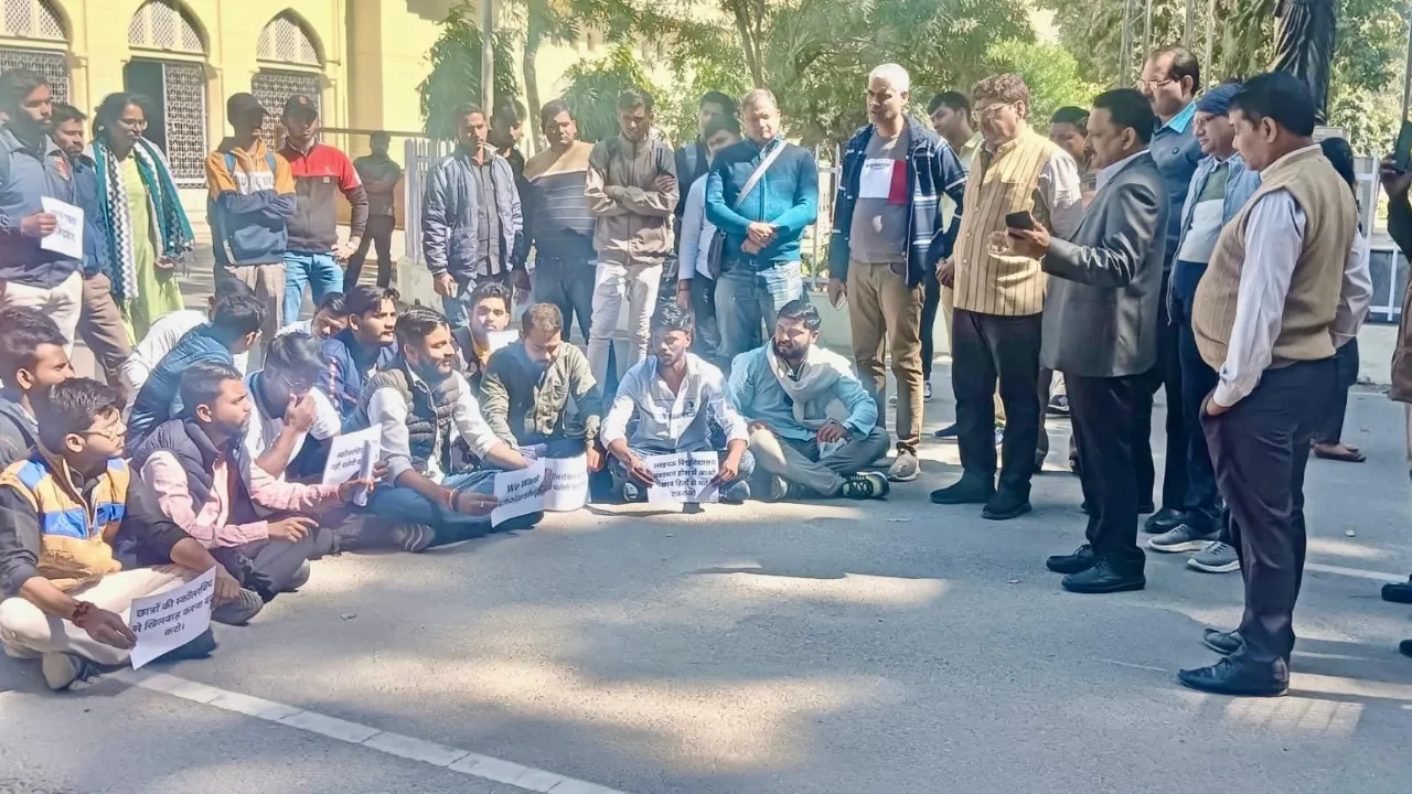 Lucknow University: छात्रवृत्ति को लेकर NSUI ने किया प्रदर्शन