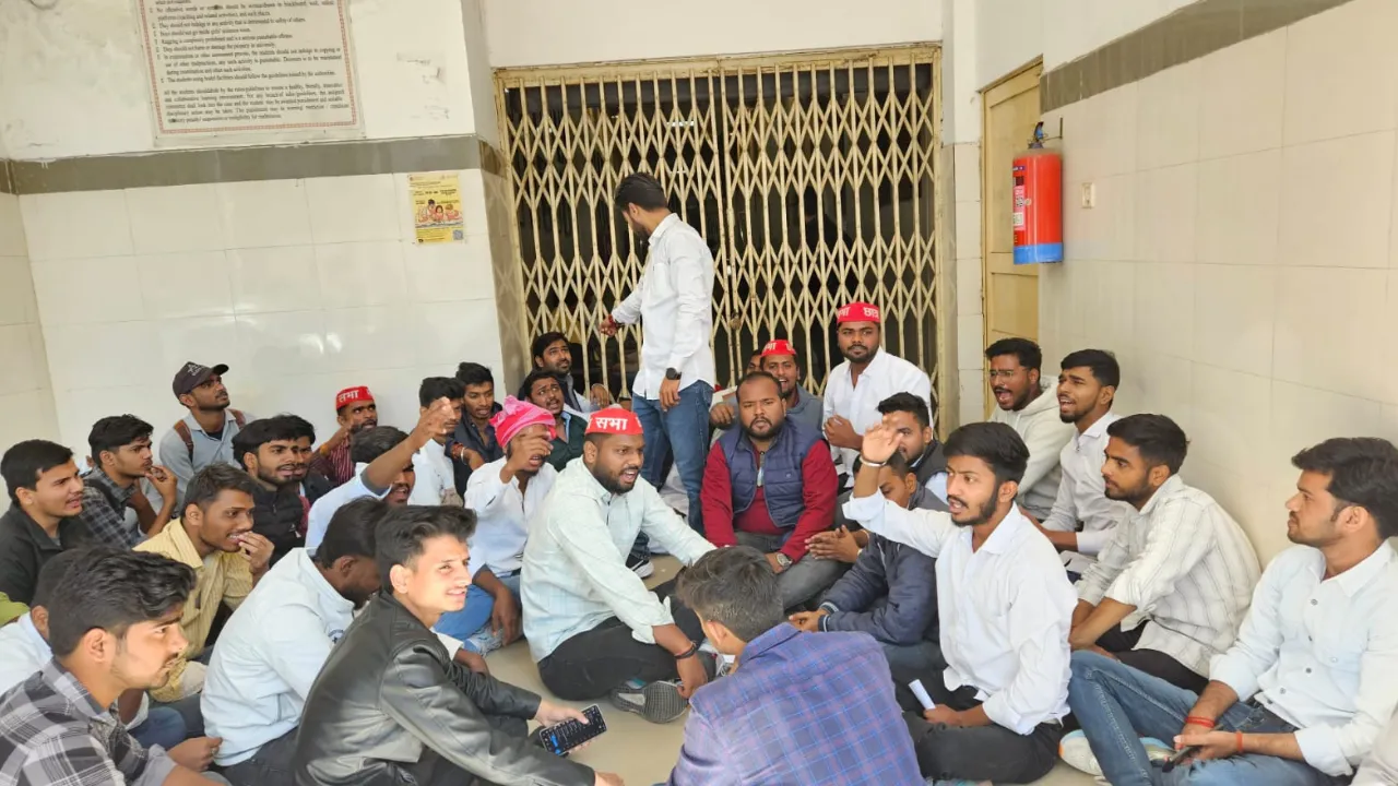 'छात्रहित का हनन हुआ तो खून बहेगा सड़कों पर... Lucknow University के छात्रों ने छात्रवृत्ति को लेकर किया प्रदर्शन