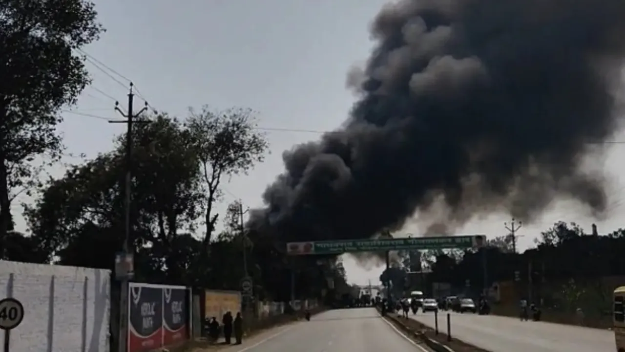 Sitapur: तेजाब फैक्ट्री में भीषण आग,  हजारों लीटर केमिकल जलकर हुआ खाक