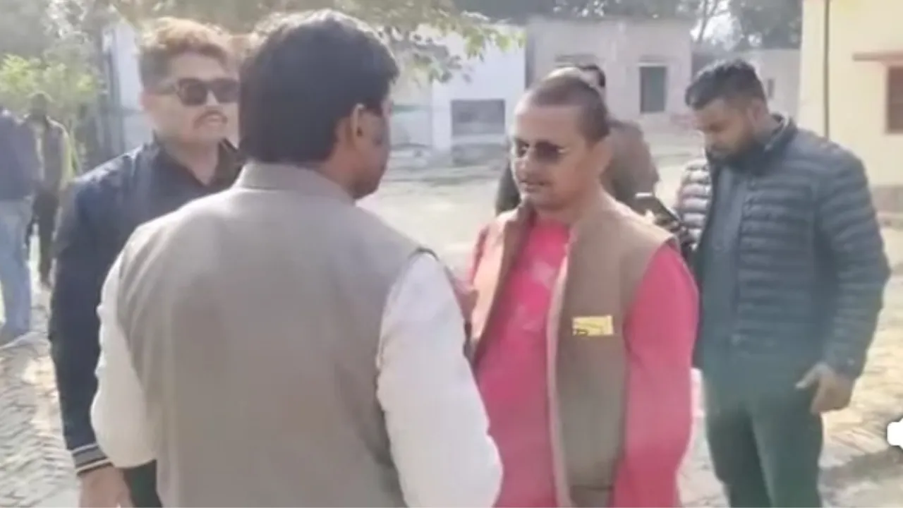 Milkipur by-election: मतदान के दौरान सपा प्रत्याशी और भाजपा एजेंट में नोकझोंक, अफसरों ने संभाला मोर्चा 