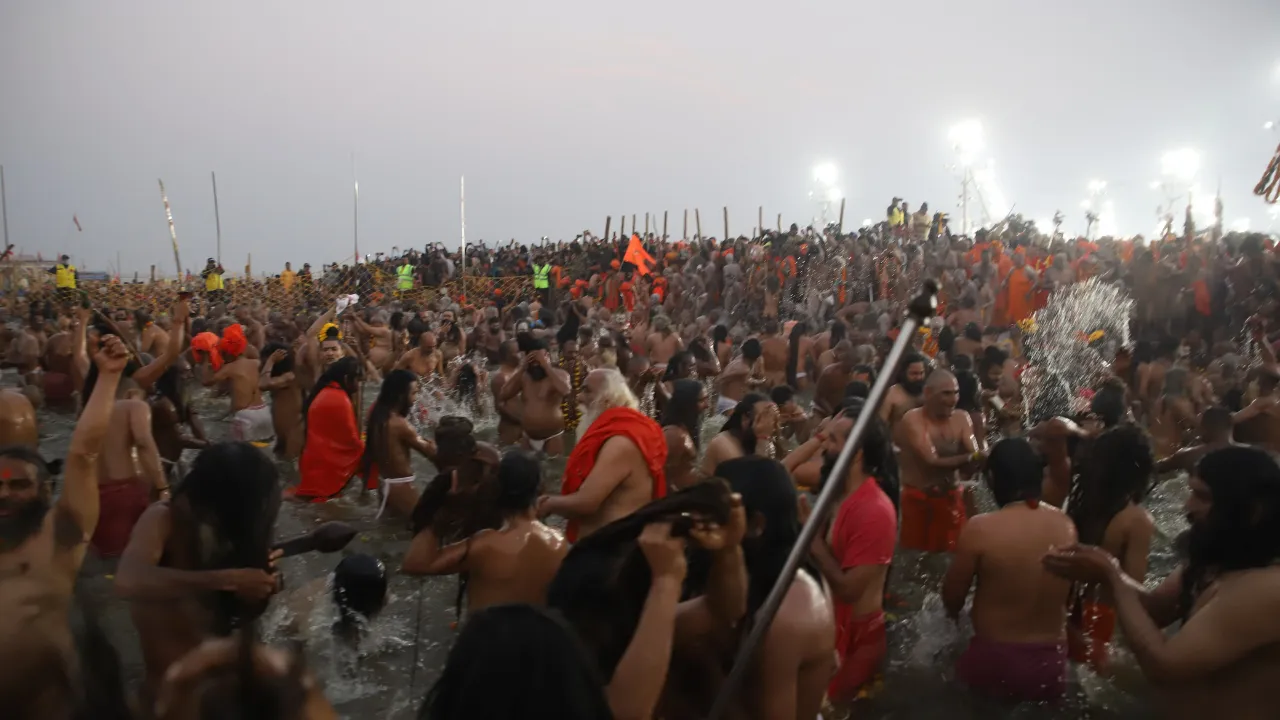 Maha Kumbh Stampede: अधिकारियों की लापरवाही से मची भगदड़, 1200 पुलिसकर्मियों पर करोड़ों की नियंत्रण व्यवस्था