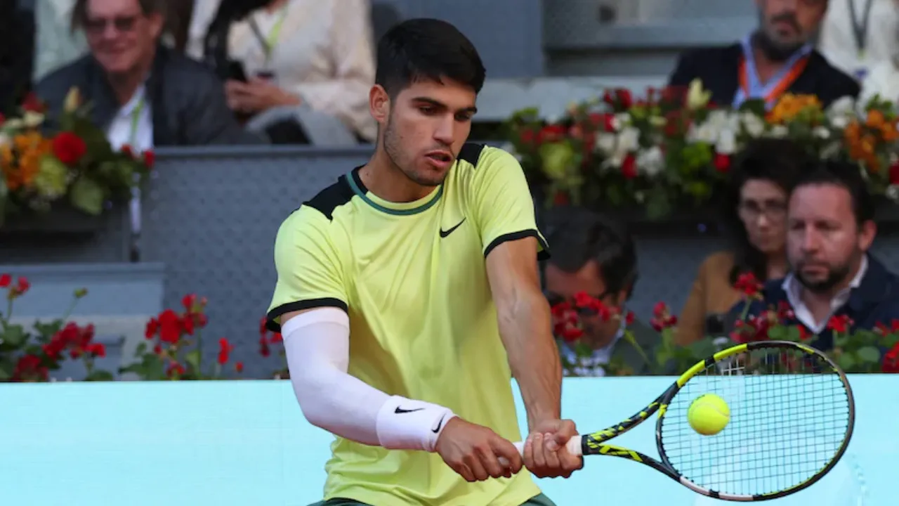 Qatar Open Tennis Tournament: क्वार्टर फाइनल में पहुंचने के लिए कार्लोस अल्काराज ने बहाया पसीना