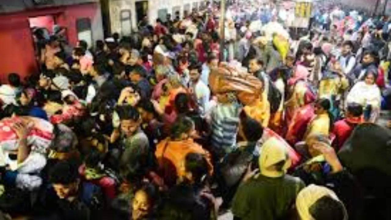 Mahakumbh 2025: महाकुंभ जाने के लिए स्टेशनों पर उमड़े श्रद्धालु, भीड़ को लेकर जीआरपी,आरपीएफ रख रही पैनी नजर