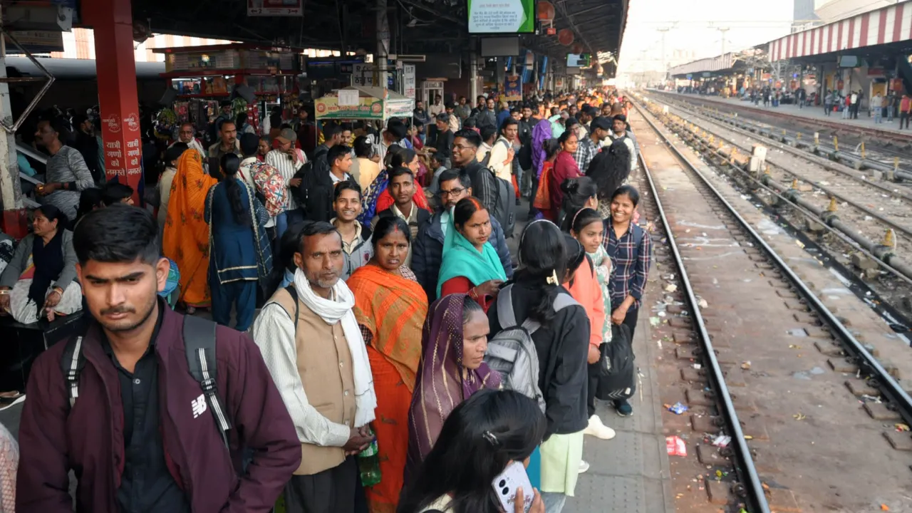 यात्रीगण कृपया ध्यान दें... पूर्वोत्तर रेलवे ने रद की 10 एक्सप्रेस ट्रेनें, महाकुंभ के आखिरी चरण को लेकर स्टेशनों पर बढ़ी भीड़