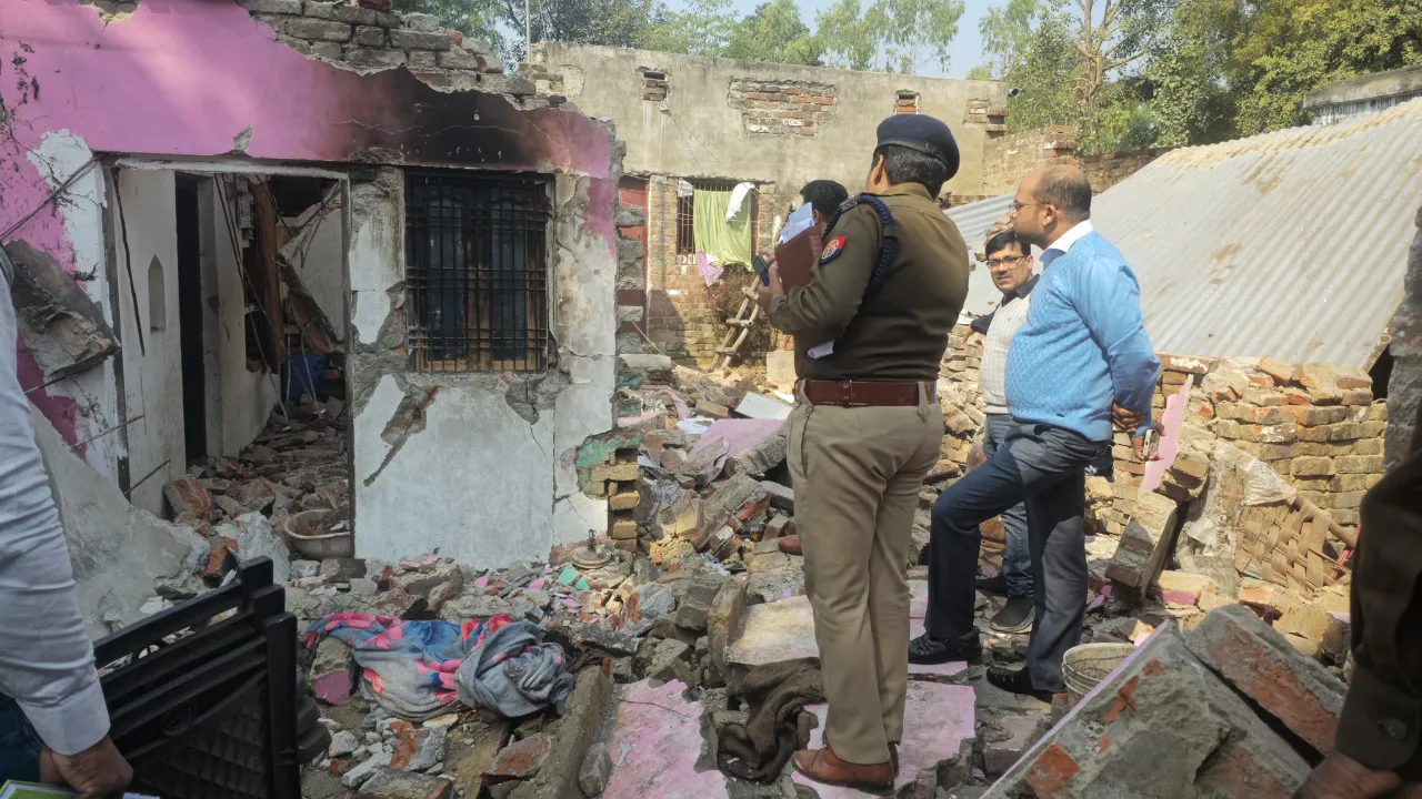 Balrampur Cylinder Blast: फिल्मी अंदाज में घर के उड़े परखच्चे, तबाह हो गया परिवार का आशियाना, सात घायल