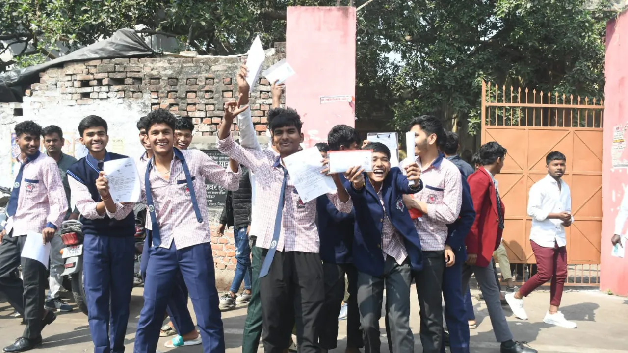 UP Board Exam: हिन्दी में MCQ ने छात्रों के छुड़ाए पसीने, जय माता दी करके लगाया टिक