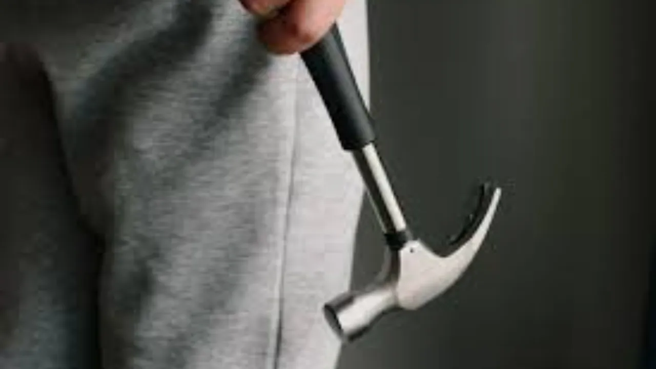 बहू चीख रही... अम्मा-बाबू को मार रहा है, हथौड़ी फेंककर भागा आरोपी बेटा