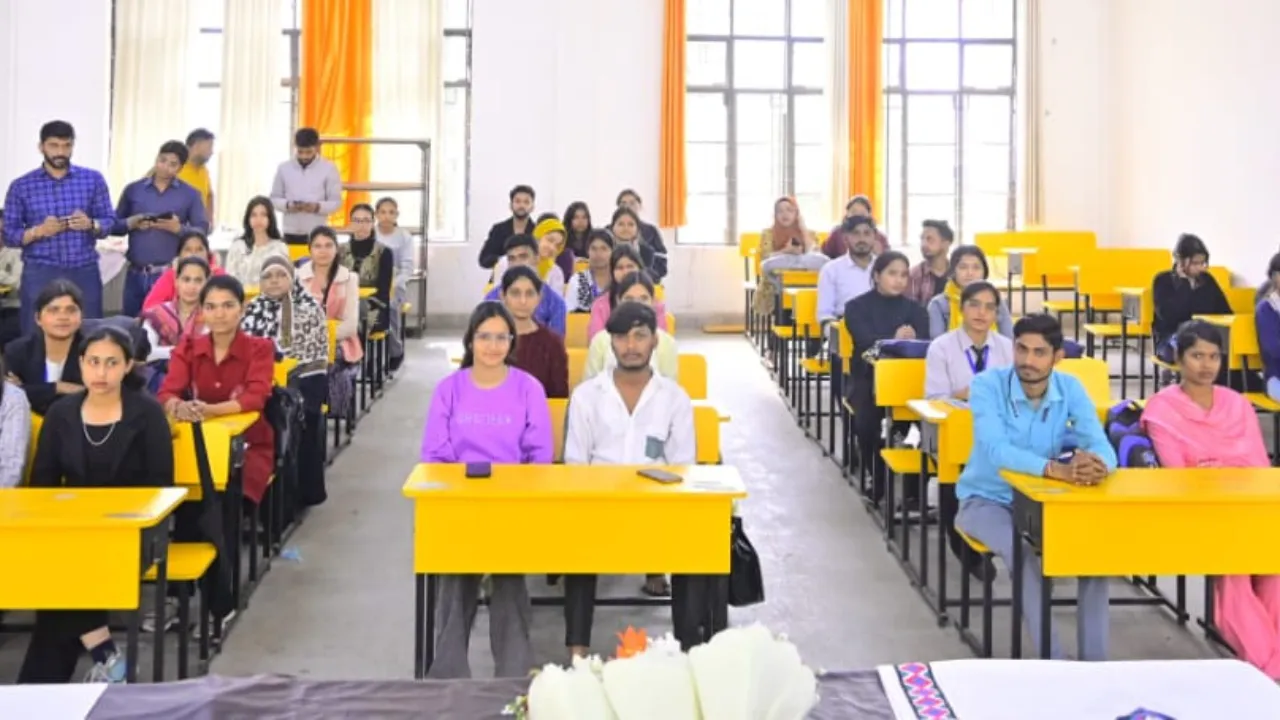 अवध विश्वविद्यालय: हैंडीक्राफ्ट ऑफ अयोध्या से रूबरू हो रहे छात्र, पांच दिवसीय कार्यशाला का आयोजन