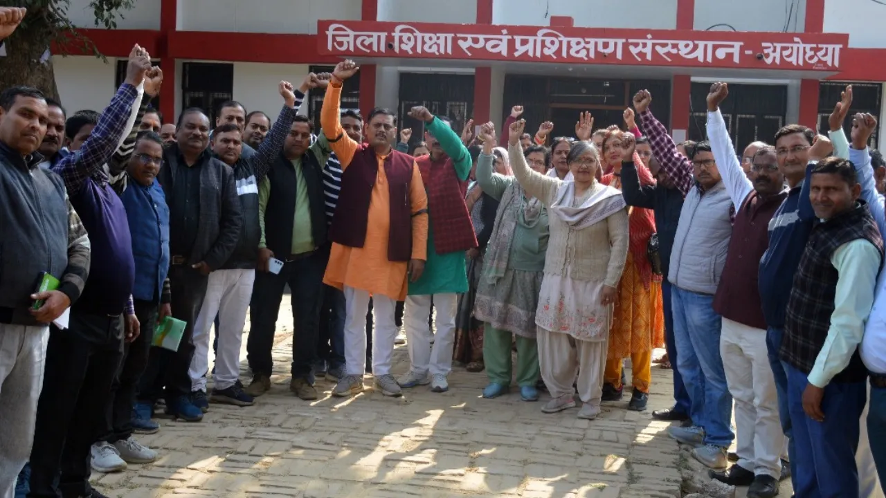 अयोध्याः NPS और UPS के विरोध में उतरे शिक्षक, बांधी काली पट्टी 