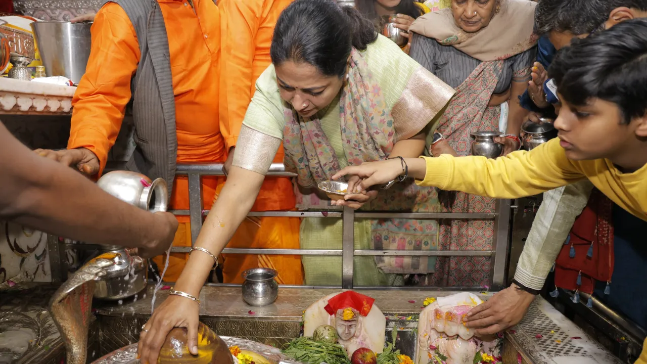 महाशिवरात्रिः गौरी शंकर मंदिर पहुंची मुख्यमंत्री रेखा, की पूजा-अर्चना 