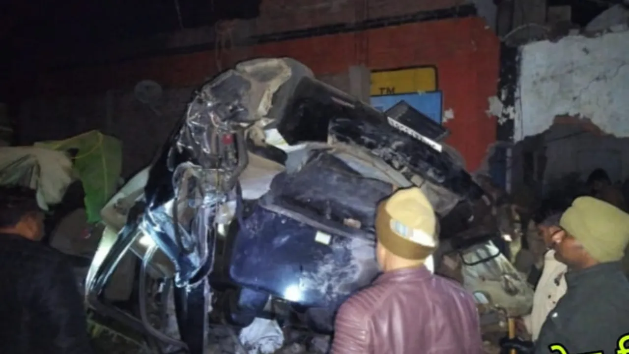 UP News: घर में घुसी तेज रफ्तार बेकाबू कार, चार श्रद्धालुओं की मौत, तीन की हालत नाजुक