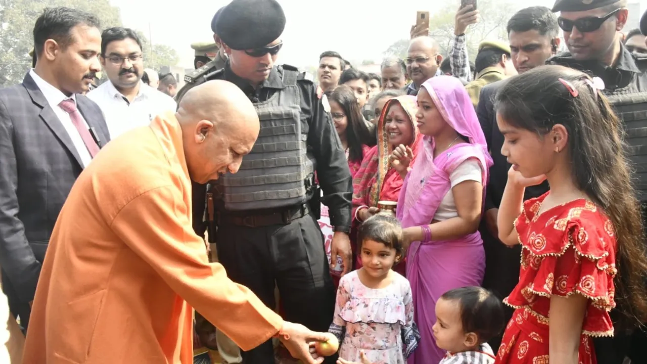 गोरखपुर के मानसरोवर मंदिर पहुंचे सीएम योगी, बाबा भोलेनाथ का किया जलाभिषेक 