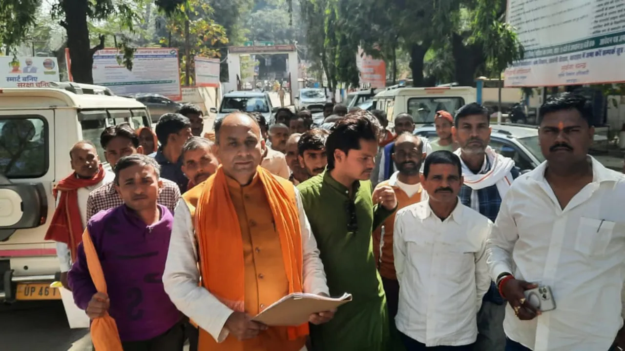 कटान रोकने के लिए स्पर और स्टड का निर्माण कराए प्रशासन, ग्रामीणों ने प्रदर्शन कर डीएम को दिया ज्ञापन