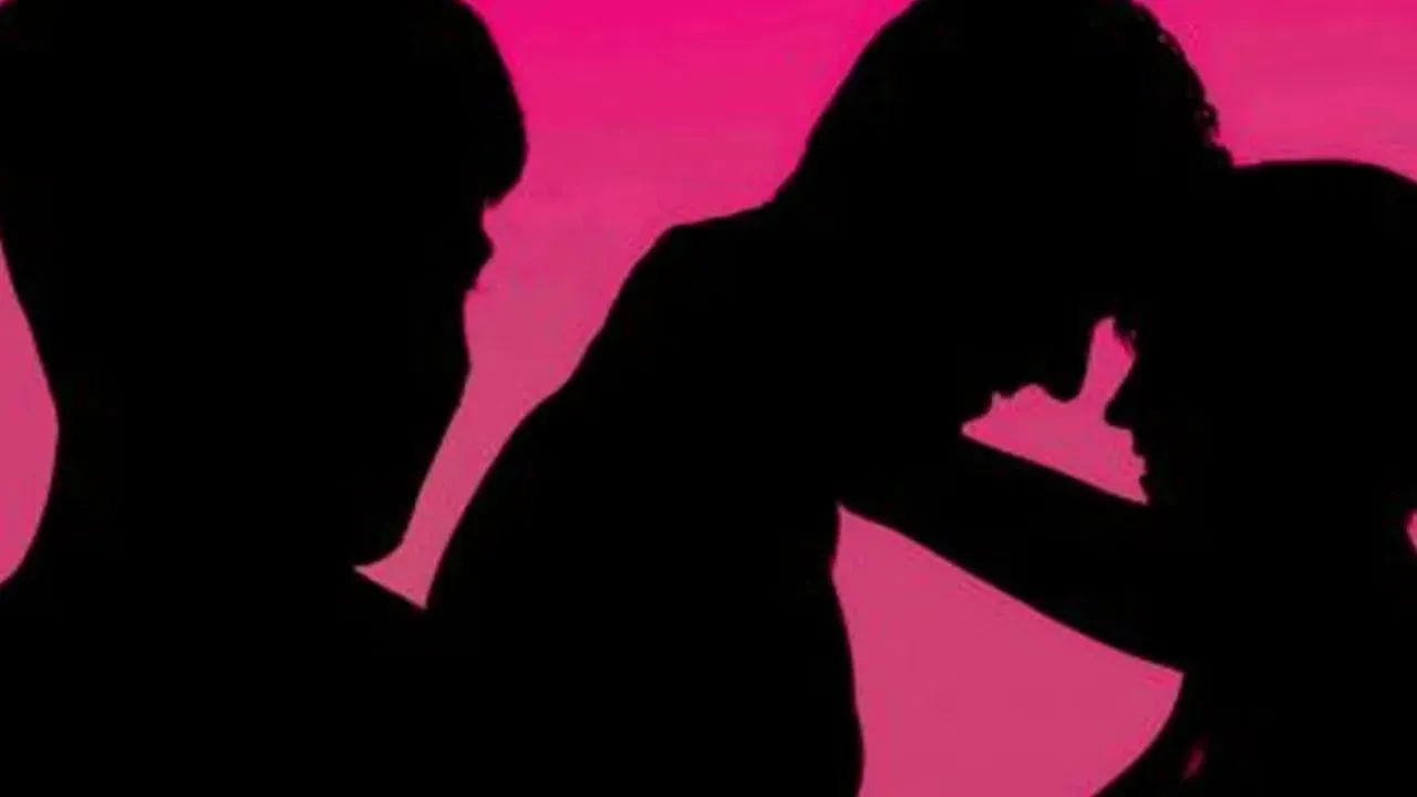 Budaun: पत्नी बंद कमरे में प्रेमी संग कर रही थी 'इलू-इलू', फिर पति ने किया ऐसा...4 बच्चों को भी छोड़कर चली गई