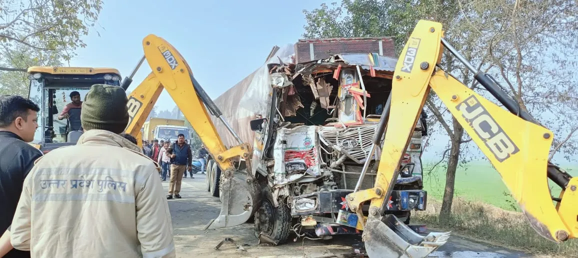 गोंडा: टैंकर, ट्रक और पिकअप में भिड़ंत, चालक घायल...पांच घंटे ठप रहा यातायात 