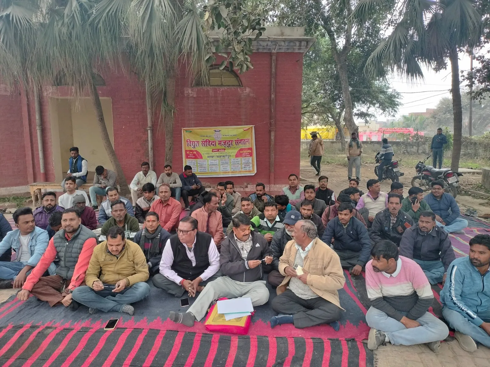 शाहजहांपुर: छंटनी के विरोध में उतरे विद्युत संविदाकर्मी, अनिश्चितकालीन कार्य बहिष्कार शुरू