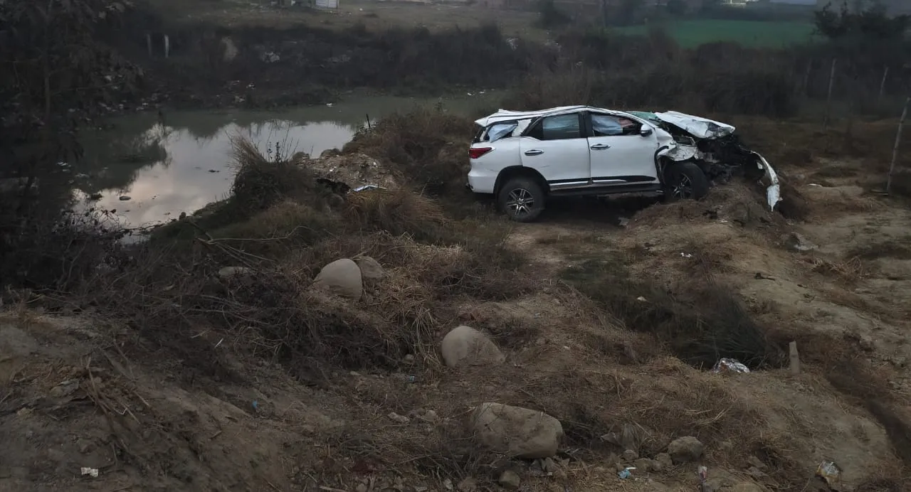 हरदोई: पुल से नीचे गिरी फॉर्च्यूनर, लखीमपुर के तीन युवक घायल