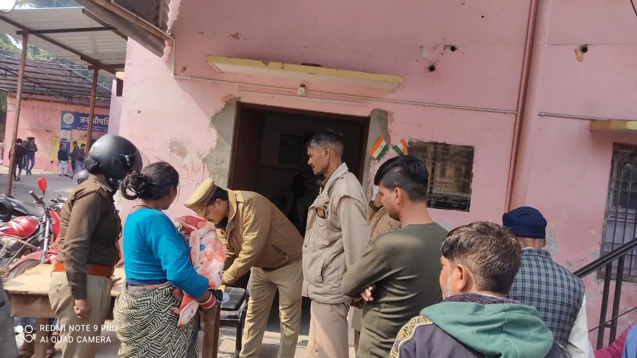 Bareilly: जिला अस्पताल में महिला का हाईवोल्टेज ड्रामा, टंकी पर चढ़कर बोली- बम से उड़ा दूंगी अस्पताल