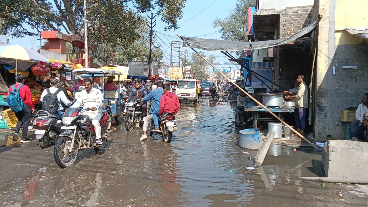 कासगंज: सोरों गेट बाजार में जलभराव और गंदगी से लोग परेशान, समाधान की मांग