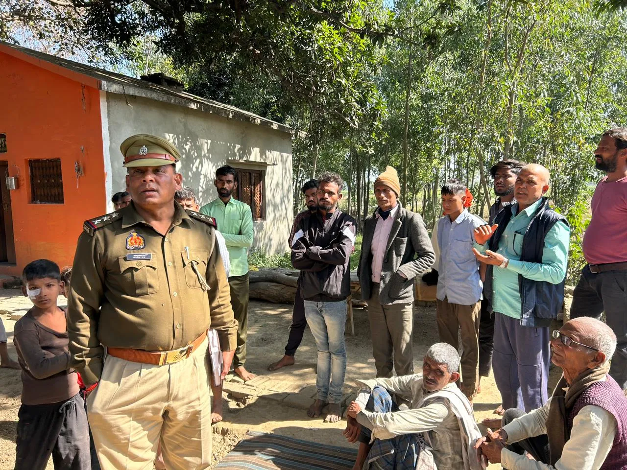 कासगंज: चोरों ने मंदिर पर बोला धावा, पुजारी को कमरे में बंद कर ले गए घंटे और मूर्तियां