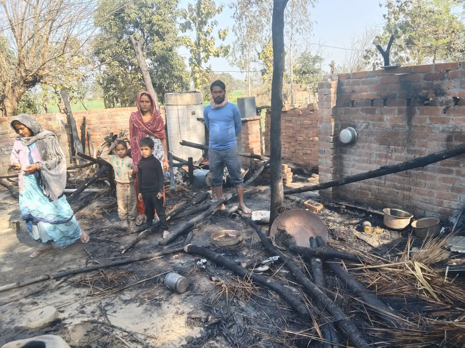शाहजहांपुर: झोपड़ी में लगी आग....नकदी समेत सामान जलकर हुआ राख, मुआवजे की मांग