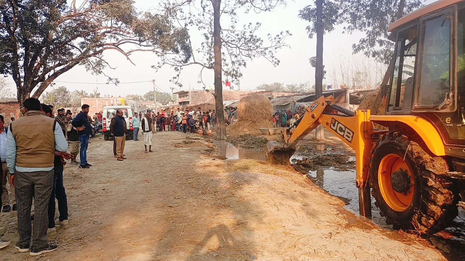 बहराइच: सरकारी जमीन पर कब्जा कर नहीं बनने दे रहे थे नाला, चल गया बुलडोजर...मचा हड़कंप
