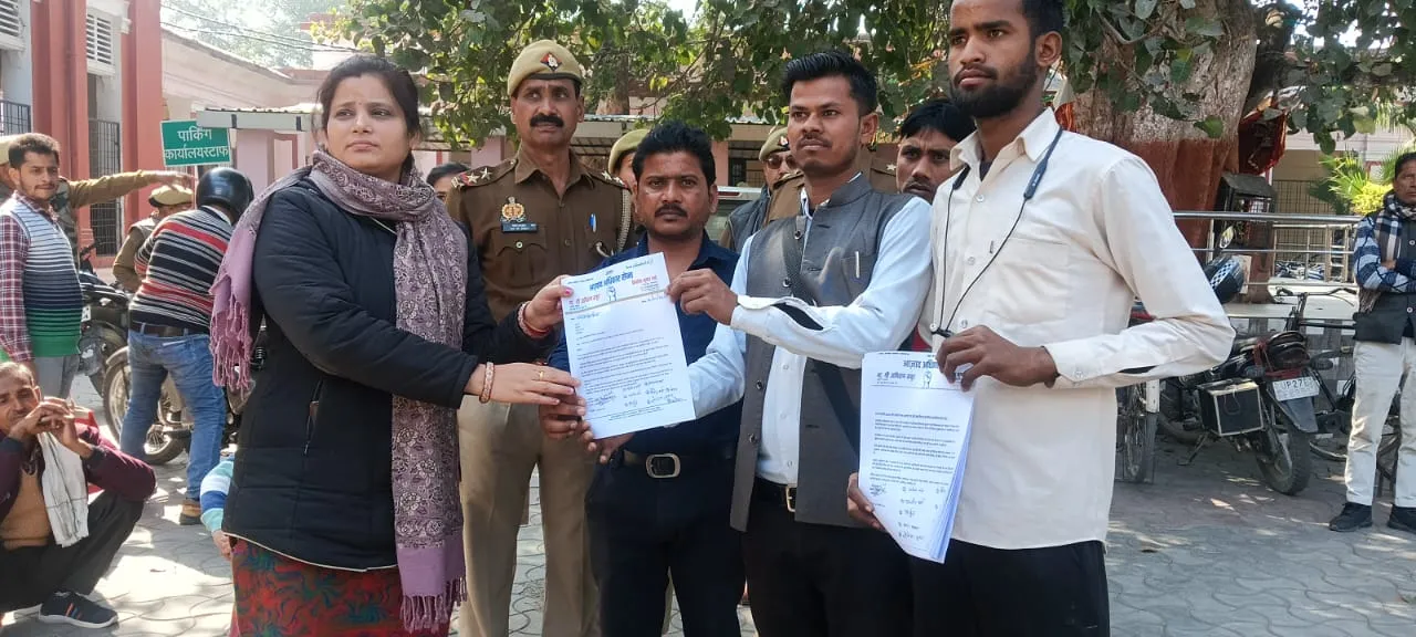 शाहजहांपुर: निर्वासित भारतीय नागरिकों से दुर्व्यवहार का अधिकार सेना ने जताया विरोध, सौंपा ज्ञापन