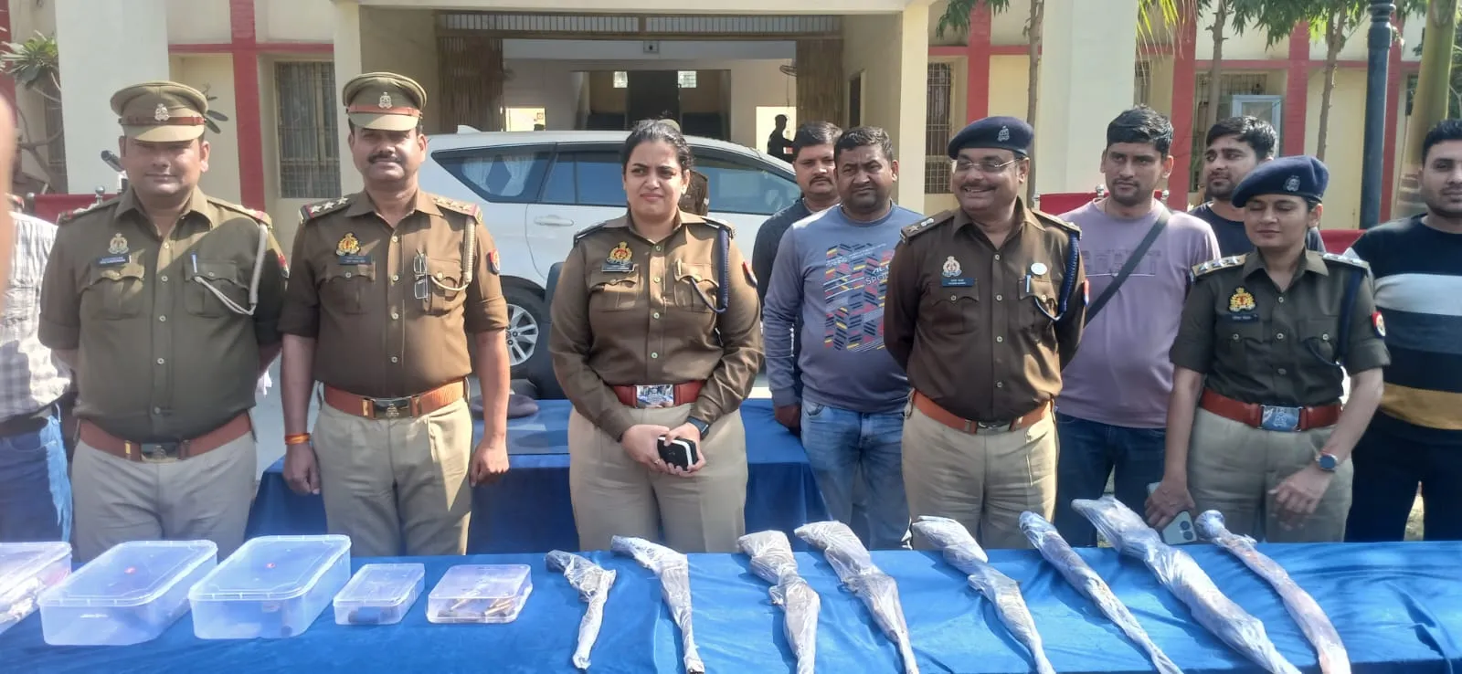 कासगंज: पुलिस को मिला अवैध असलहों का जखीरा, एक शातिर गिरफ्तार