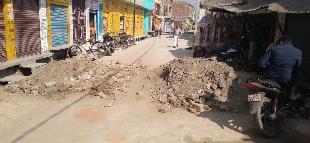 कासगंज: सड़क निर्माण के बाद मिट्टी उठाना भूले जिम्मेदार! बाजार में उड़ रहे धूल के गुबार से लोग परेशान