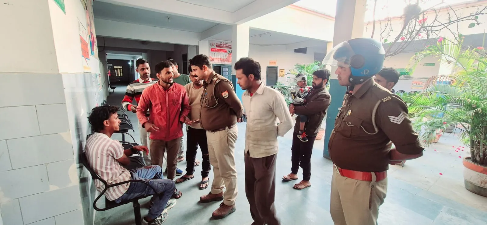 रामपुर: बेकाबू ई-रिक्शा पेड़ से टकराया, चालक की लापरवाही...सीएचसी में हंगामा