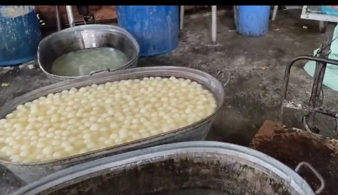 कासगंज: खबरदार...रसगुल्ले खाने से पहले जान लें हकीकत, केमिकल युक्त रंग और खोया से तैयार तो नहीं?
