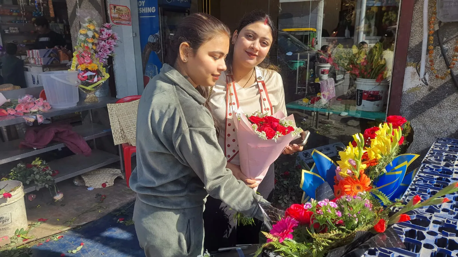 रामपुर: वैलेंटाइन-डे को लेकर सजा बाजार, युवाओं ने की खूब खरीदारी 