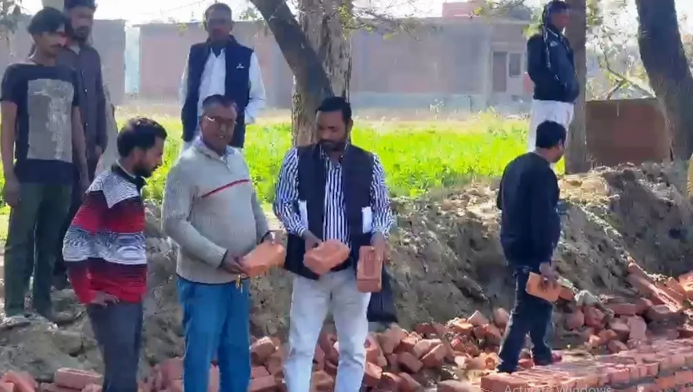 कासगंग: तालाब के सौंदर्यीकरण में इस्तेमाल हो रही घटिया सामग्री, कार्रवाई की मांग 