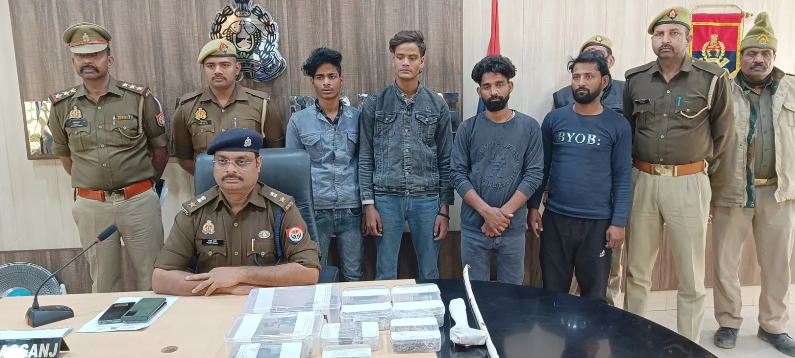 कासगंज: ज्वैलर्स की दुकान से हुई चोरी का किया खुलासा, चार गिरफ्तार