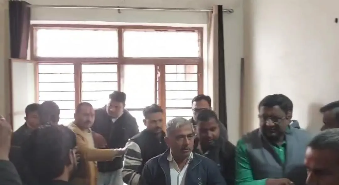 पीलीभीत: विरासत को लेकर हुए विवाद में लेखपाल की पिटाई, अधिवक्ता का आरोप- रिश्वत में मांगे पांच हजार रुपये