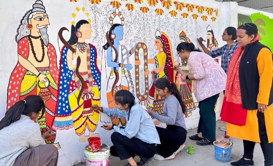 अयोध्या: पीएम उषा के तहत विद्यार्थियों ने भारतीय लोक कला को दीवारों पर उकेरा  