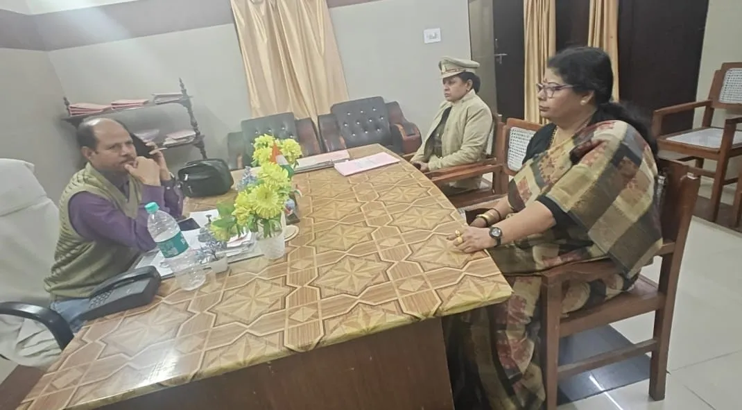 कासगंज: राज्य महिला आयोग की सदस्य ने स्टेशन मास्टर से की मुलाकात, दिए ये सुझाव