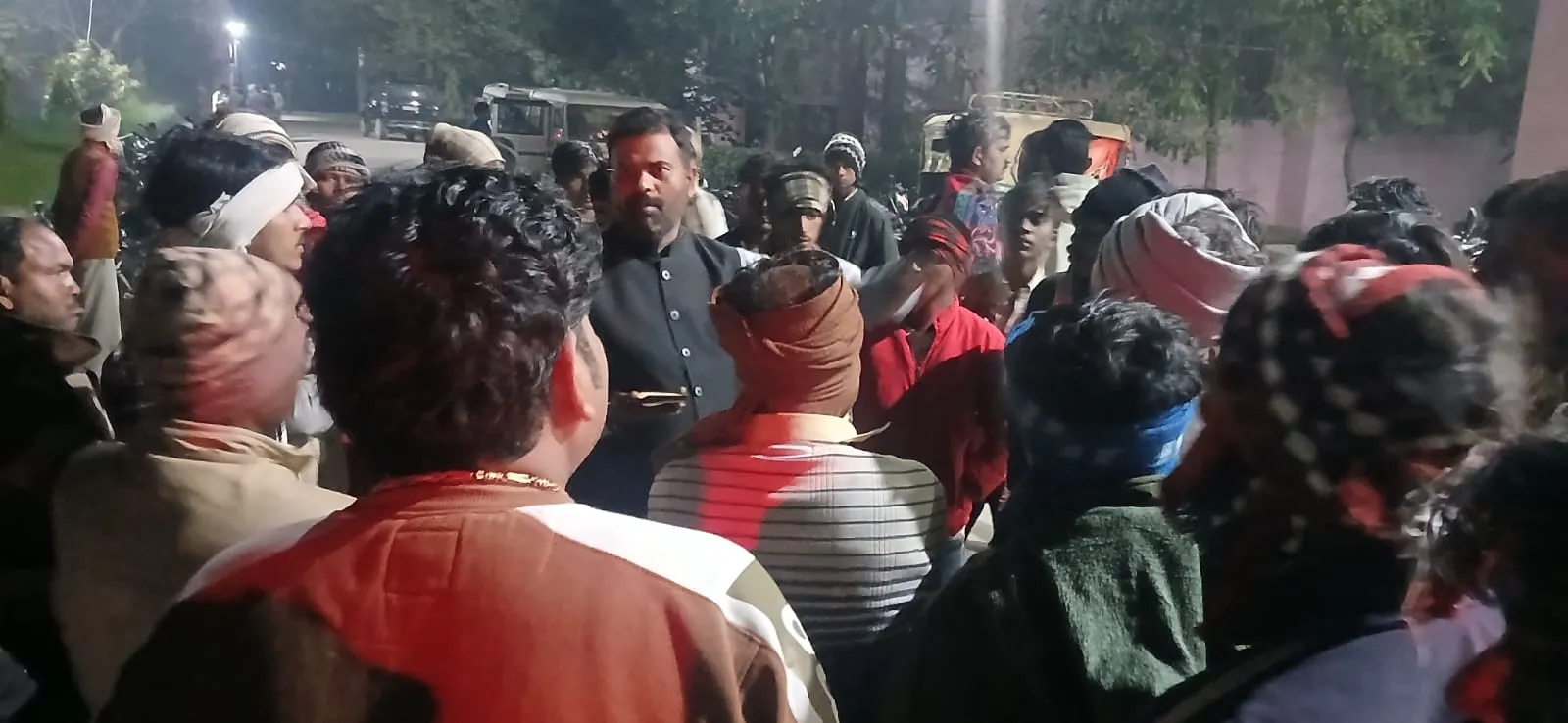 कासगंज में हादसा: बाइक सवार चाचा-भतीजे कैंटर में घुसे, दर्दनाक मौत