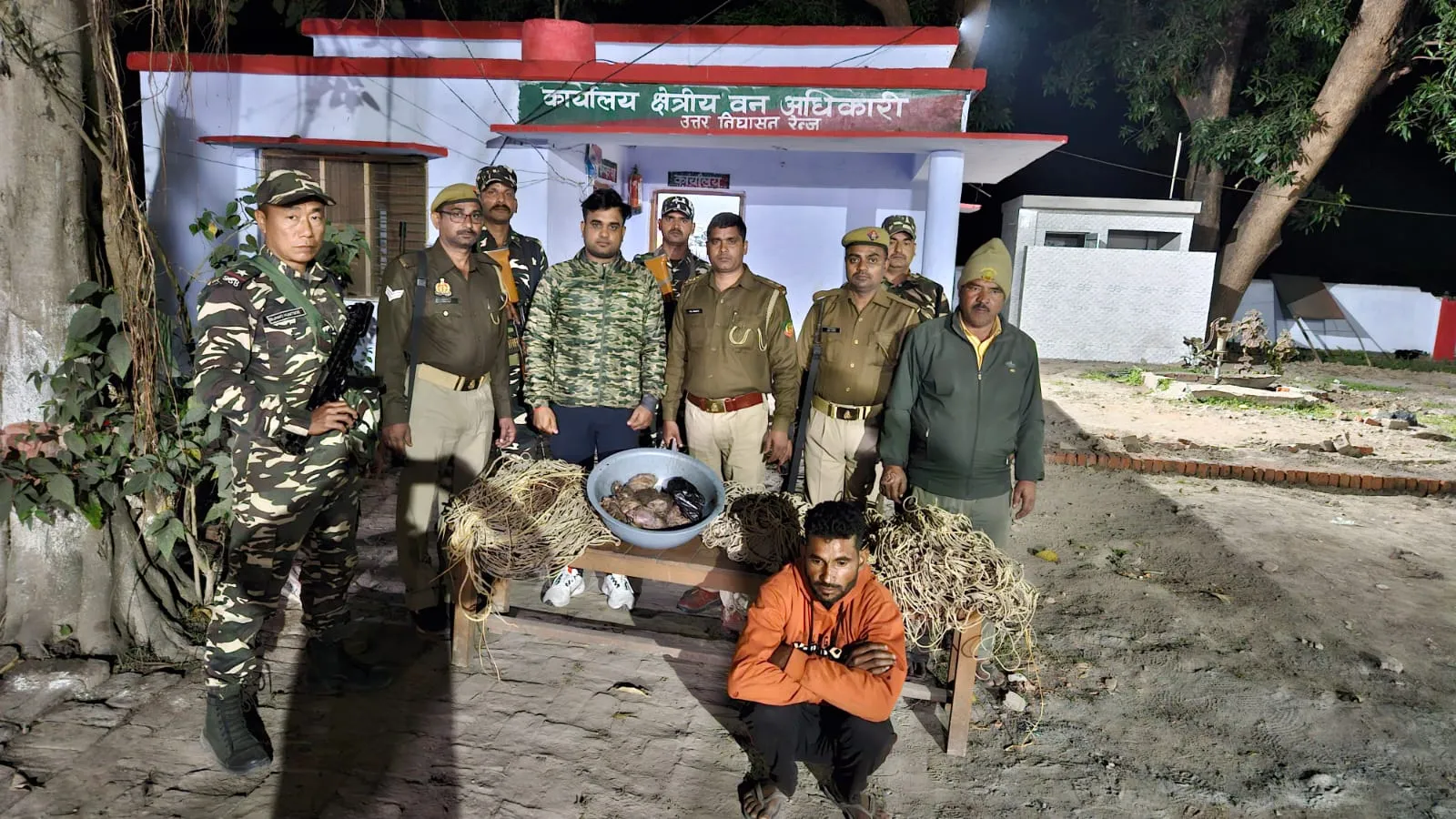 लखीमपुर खीरी: जंगली सुअर के मांस के साथ दो शिकारी गिरफ्तार, पांच भागे