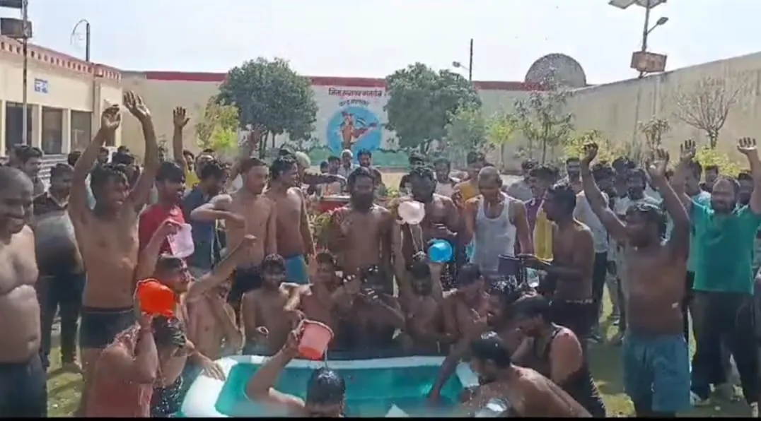 कासगंज: जेल में गूंजे भोले और गंगा मैया के जयकारे, प्रयागराज के संगम से आए जल से बंदियों किया स्नान