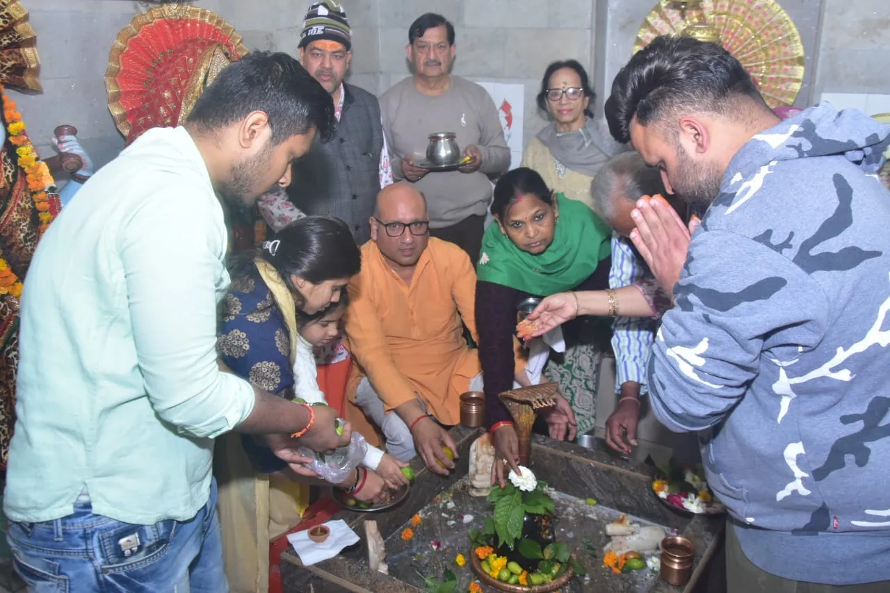 मुरादाबाद: महाशिवरात्रि पर मंदिरों में उमड़ी श्रद्धालुओं की भीड़, शिवमय हुआ माहौल 