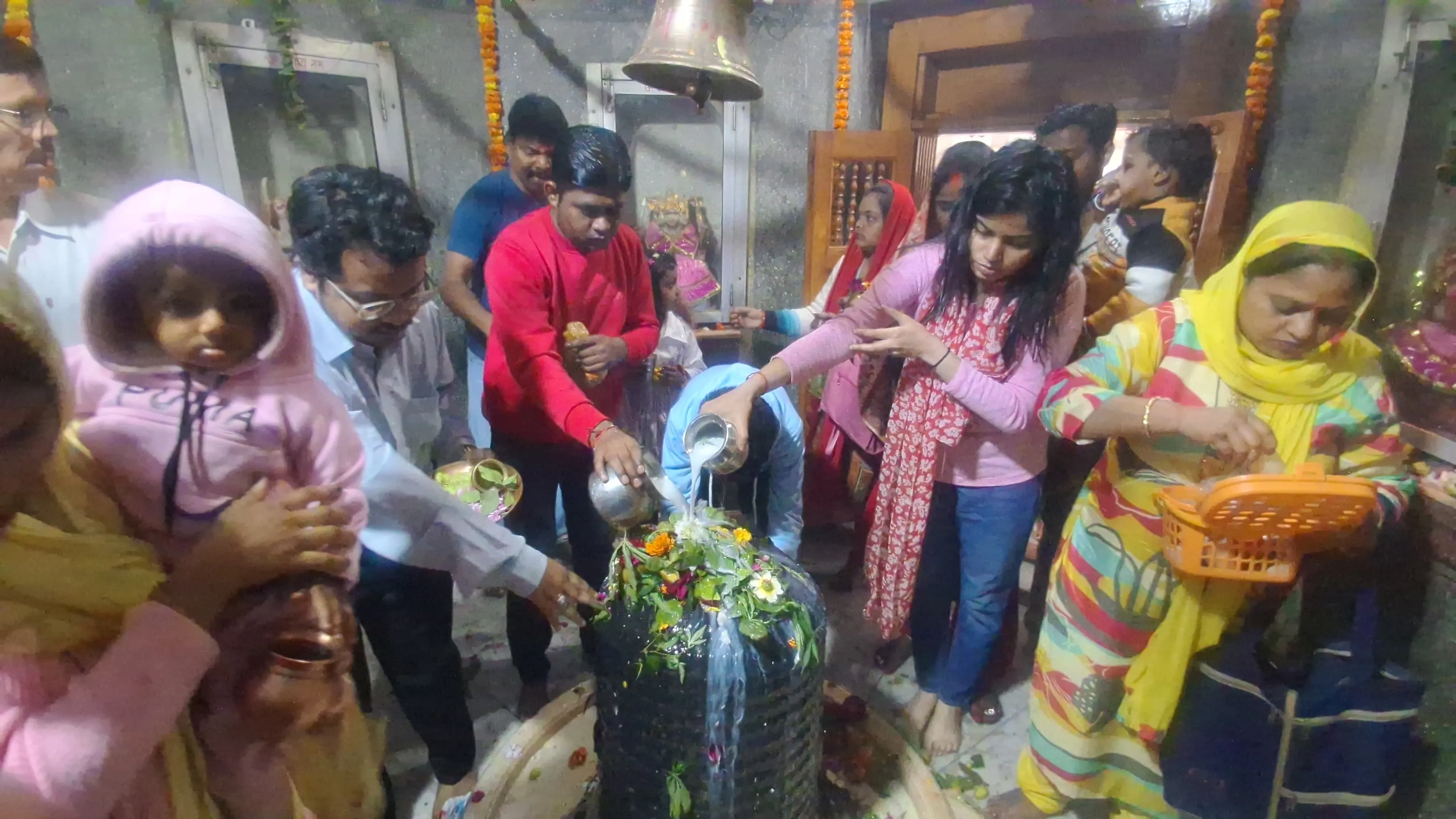 बम-बम भोले! महाशिवरात्रि पर बरेली के शिवालयों में उमड़ा आस्था का सैलाब