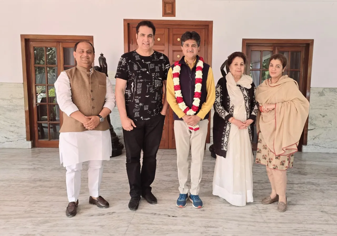 रामपुर: रजा लाइब्रेरी-गांधी समाधि और रियासतकीलन धरोहरें देखने पहुंचे मांधाता सिंह  