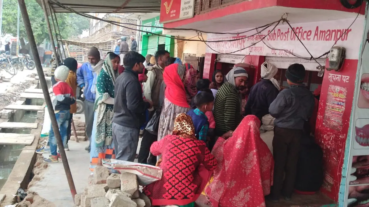 कासगंज: आधार कार्ड अपडेट के लिए उमड़ी भीड़, कई लोगों को बैरंग लौटना पड़ा