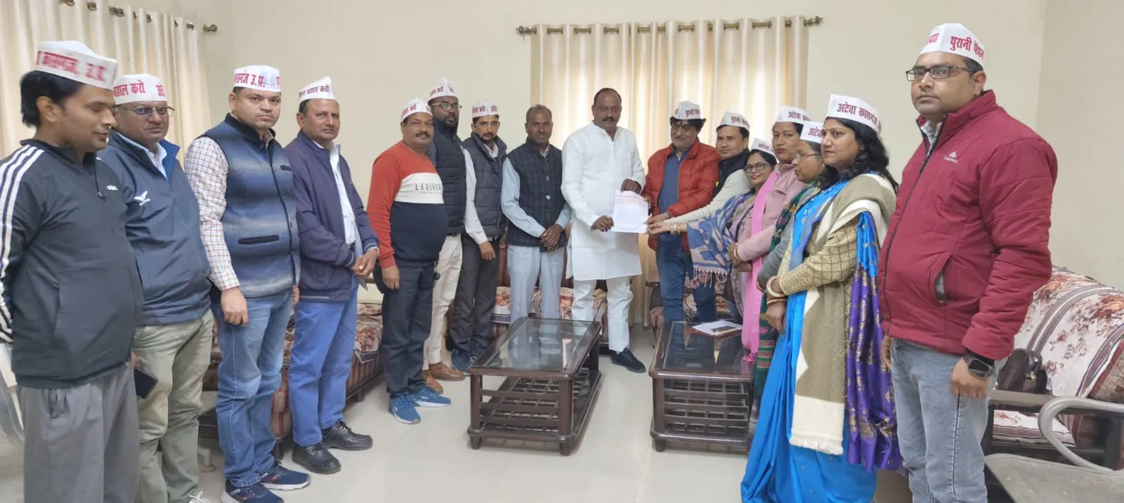 कासगंज: पुरानी पेंशन बहाली को लेकर अटेवा ने की सपा सांसद से मुलाकात