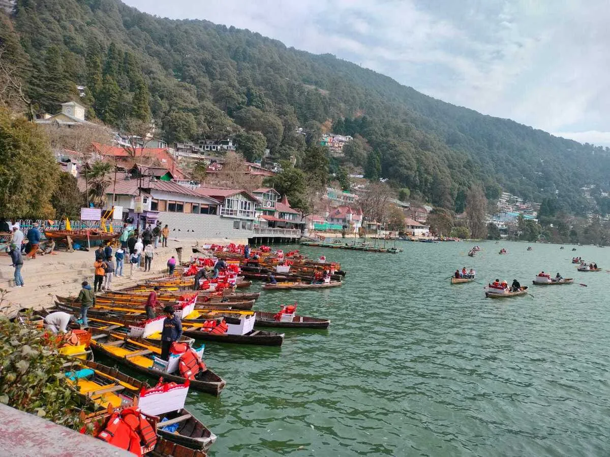 नैनीतालः हैरान कर देना वाला मौसम, सैलानियों की संख्या में गिरावट