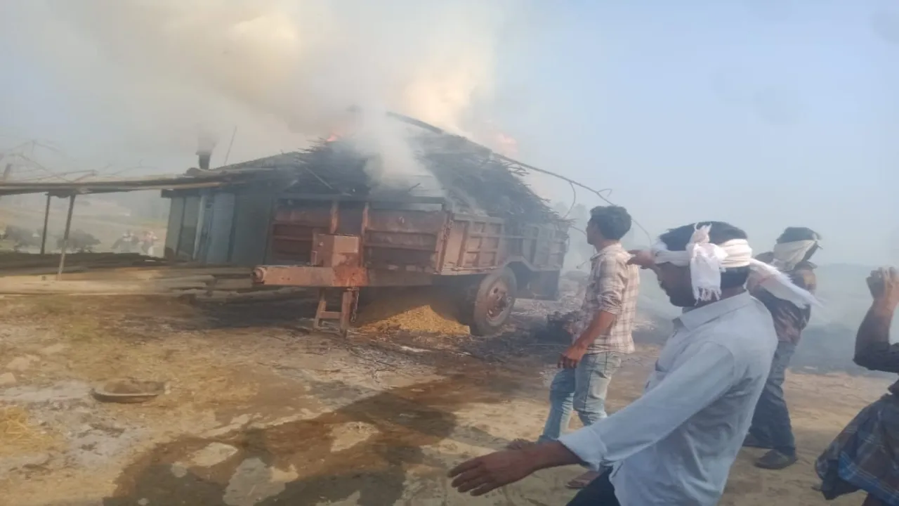Bahraich fire incident :  तीन मकानों में लगी आग, लाखों की गृहस्थी जलकर राख : हादसे में तीन मवेशियों की हुई मौत